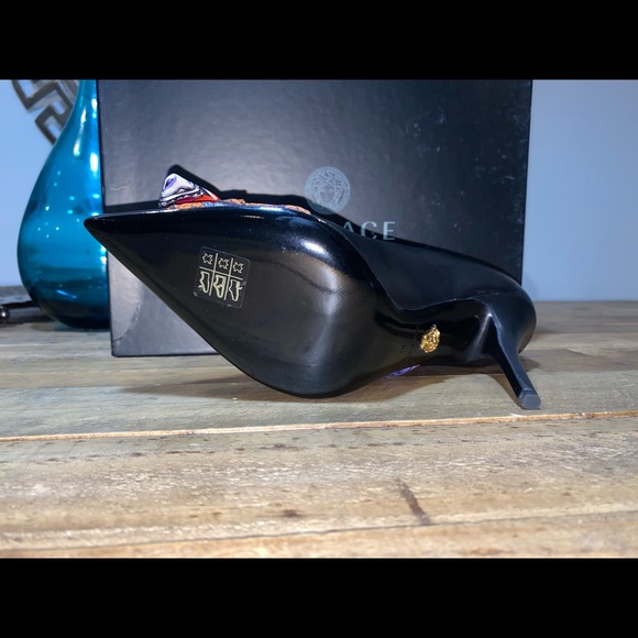 Versace Décolleté Leather Pumps w/Bow - Picture 3 of 12